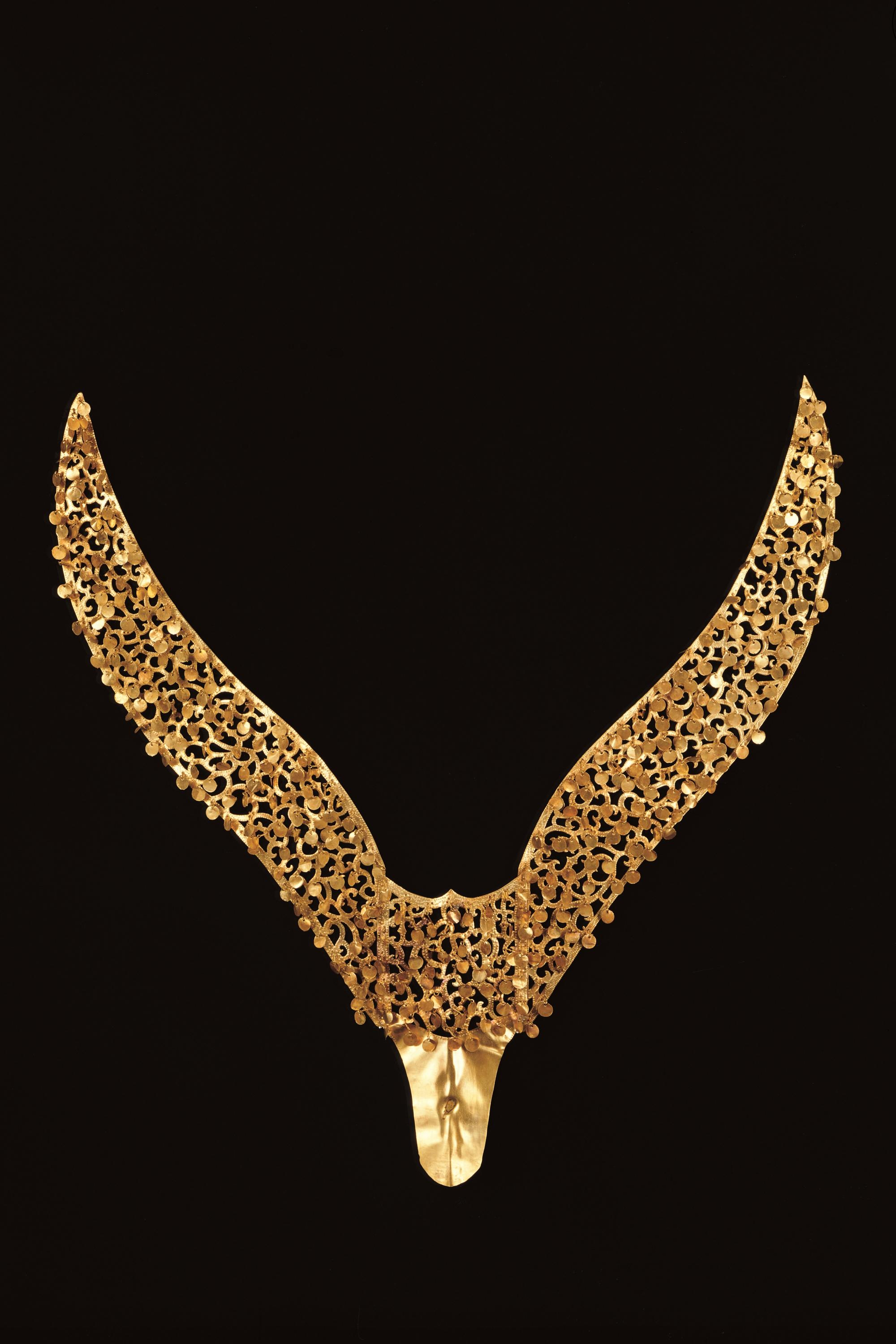 새 날개 모양의 관꾸미개