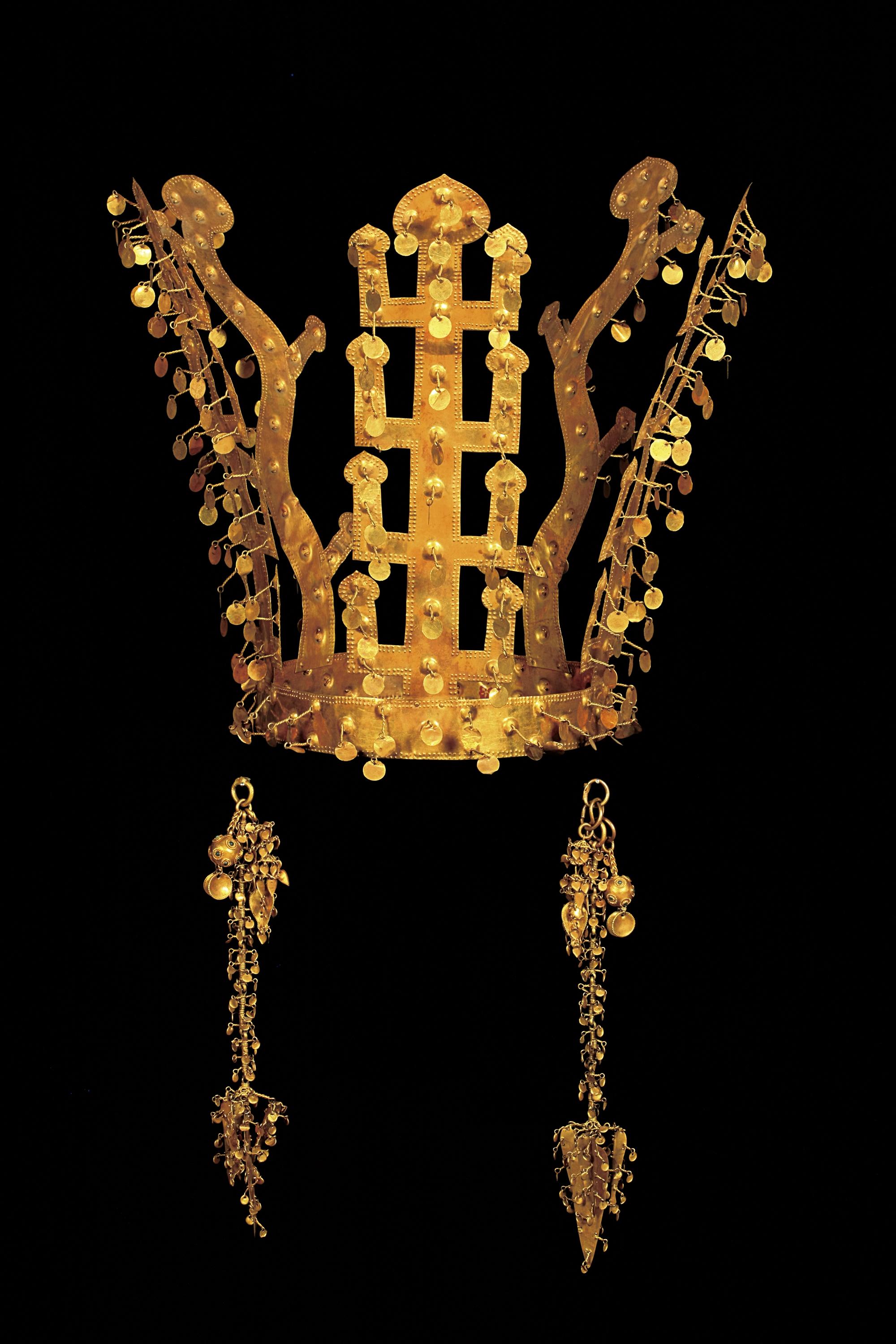 4개의 나뭇가지 모양의 세움장식과 2개의 사슴뿔 모양 세움장식이 있는 금관