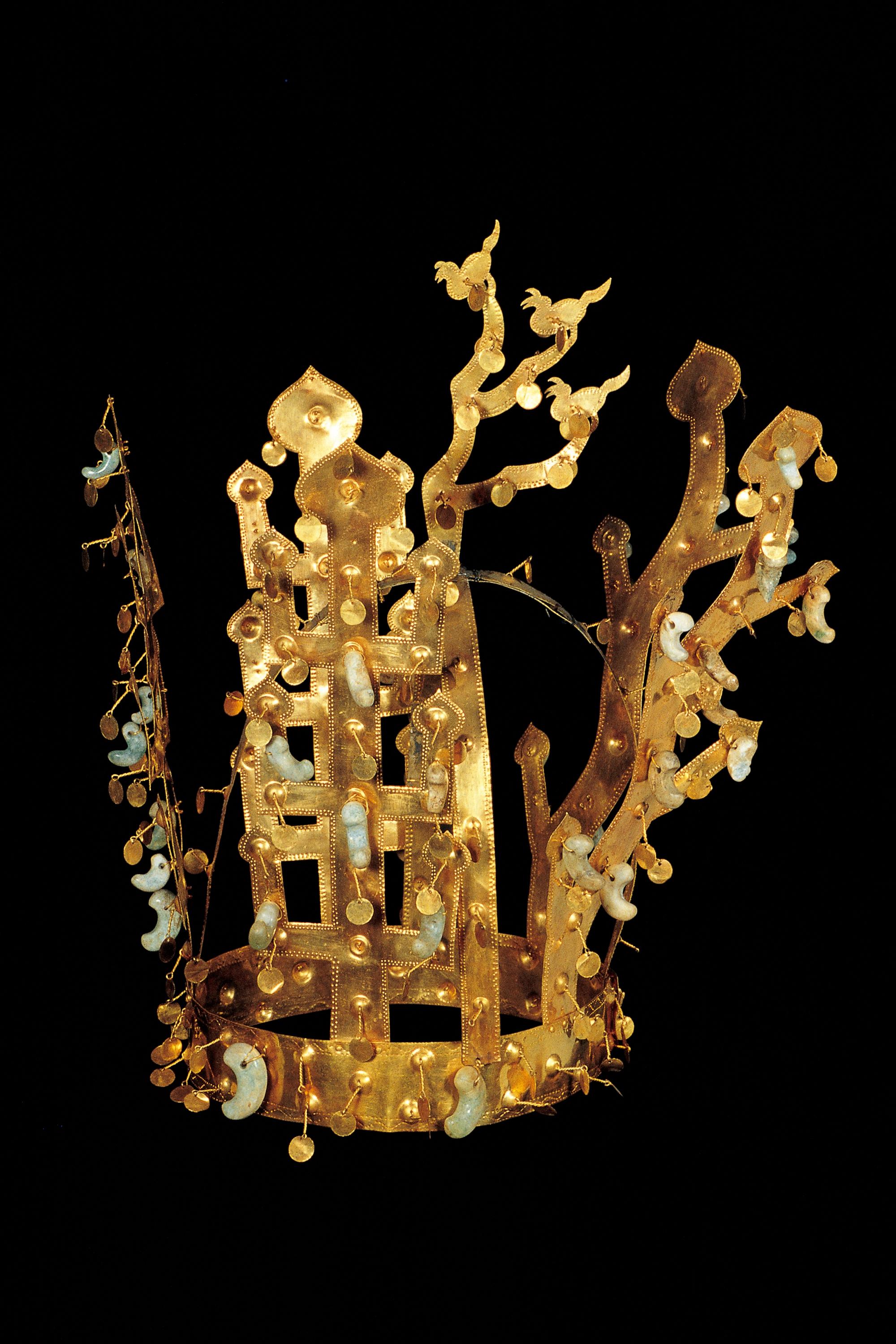 세 마리 동물 모양으로 꾸며진 금관