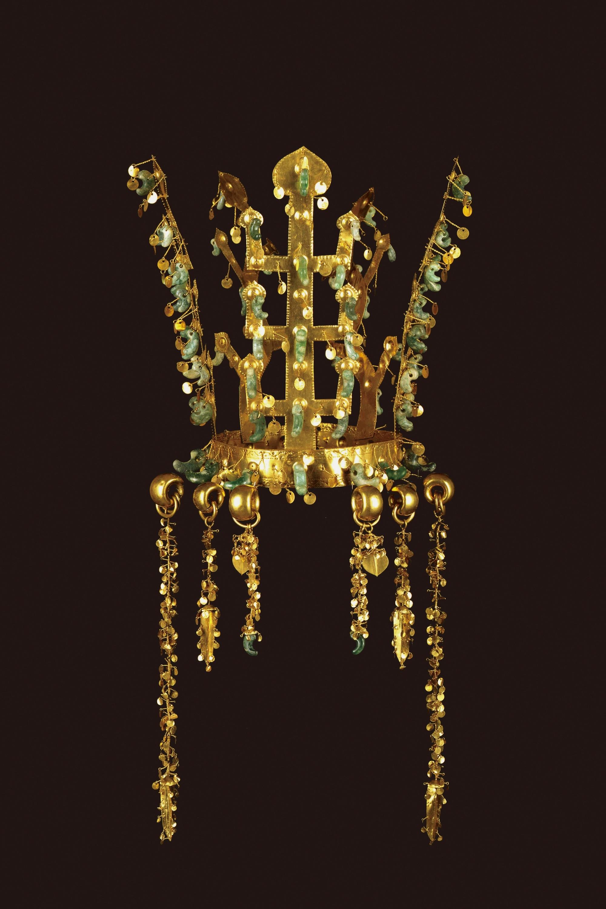 곱은옥과 달개로 화려하게 장식된 금관 